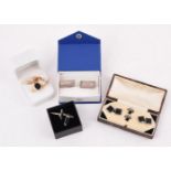 A 9 CARAT GOLD SIGNET RING AND A COLLECTION OF CUFFLINKS