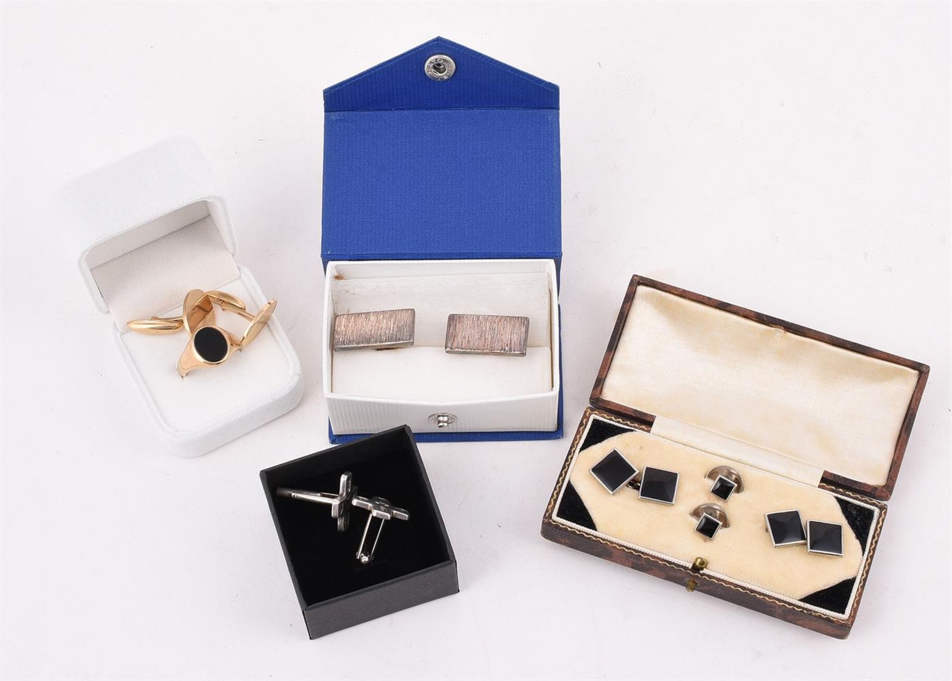 A 9 CARAT GOLD SIGNET RING AND A COLLECTION OF CUFFLINKS