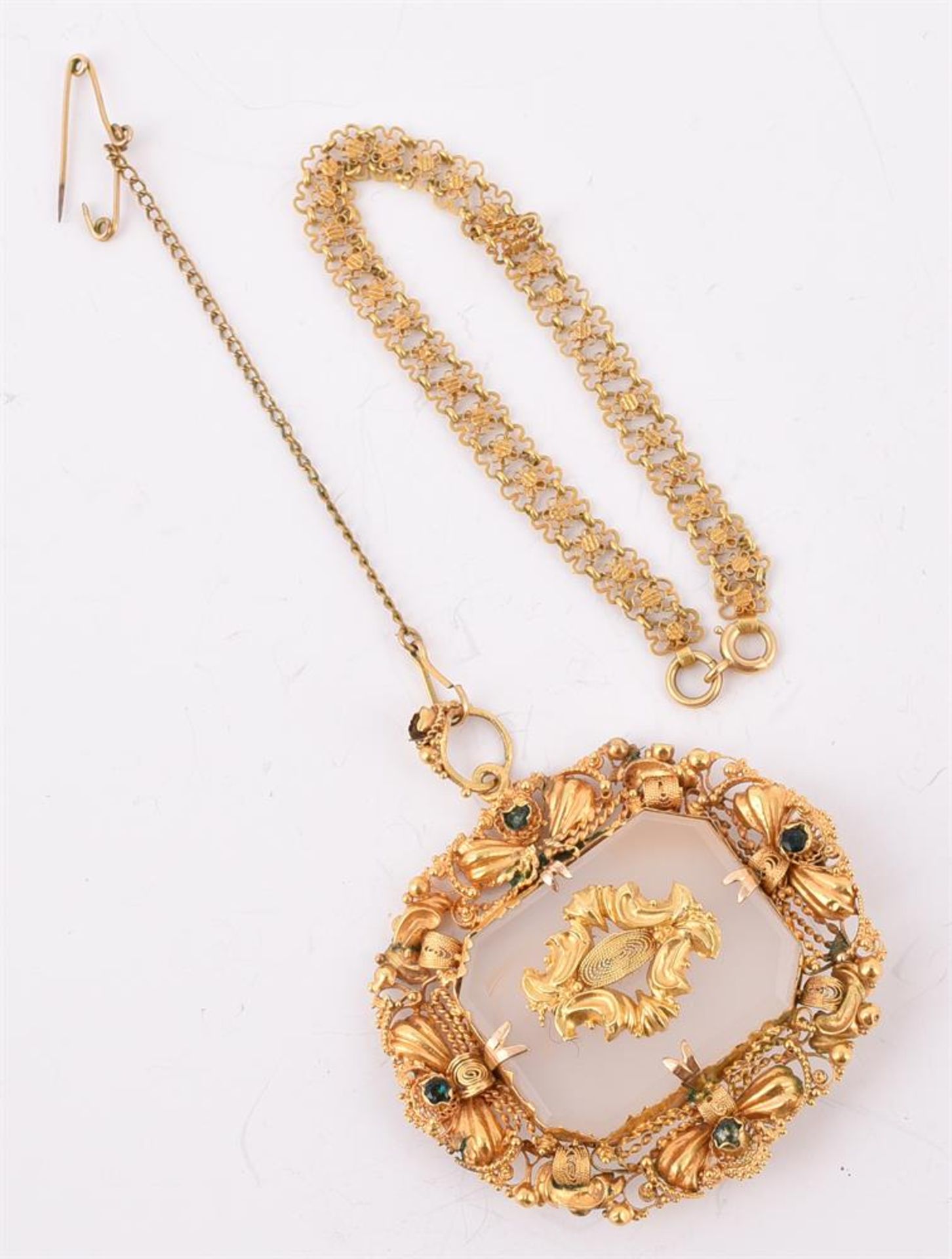 A 19TH CENTURY WHITE AGATE AND GOLD BROOCH/PENDANT AND A GOLD BRACELET