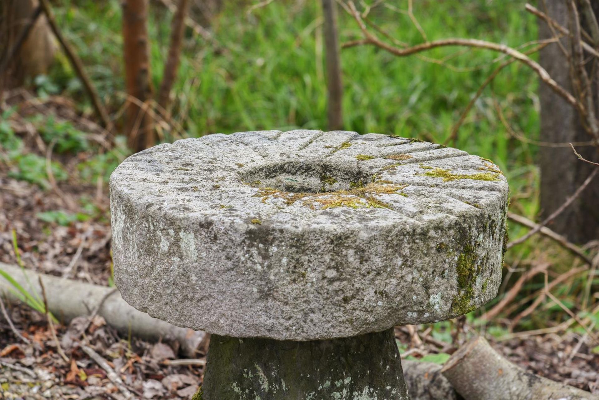 A PAIR OF HEAVY MILL WHEEL TOPPED STADDLE STONE TABLES, LATE 18TH/EARLY 19TH CENTURY - Bild 2 aus 3