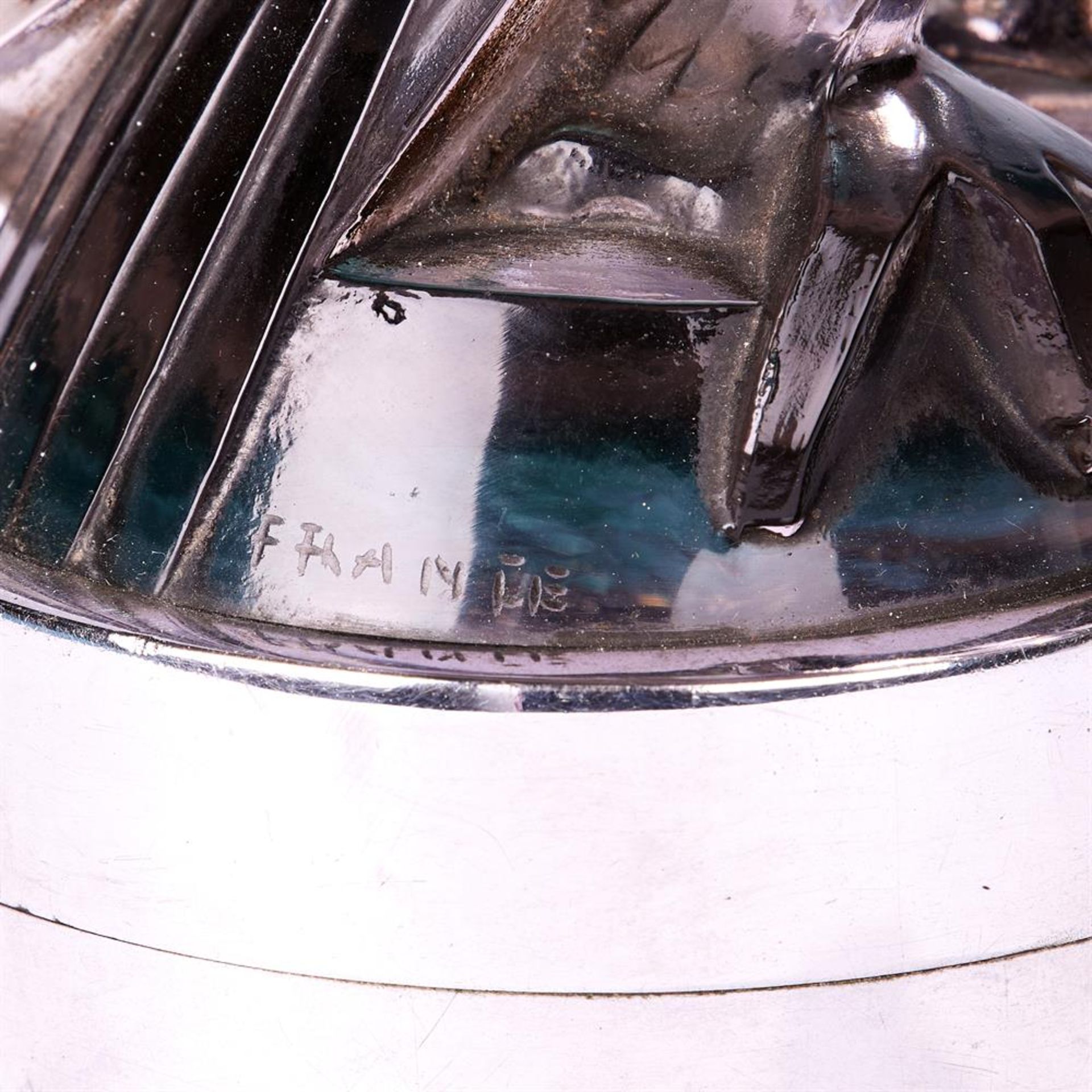 AN ART DECO MAUVE TINTED GLASS FALCON CAR MASCOT BY RENÉ LALIQUE, CIRCA 1925 - Image 2 of 2