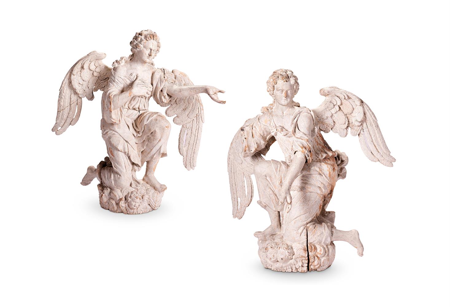 A LARGE PAIR OF CARVED WOOD FIGURES OF ANGELS CONTINENTAL, LATE 17TH/EARLY 18TH CENTURY