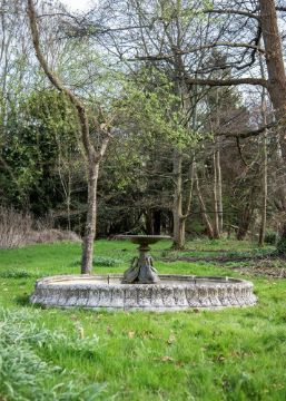 A COALBROOKDALE CAST IRON SWAN FOUNTAIN AND ASSOCIATED SURROUND, MID 19TH CENTURY