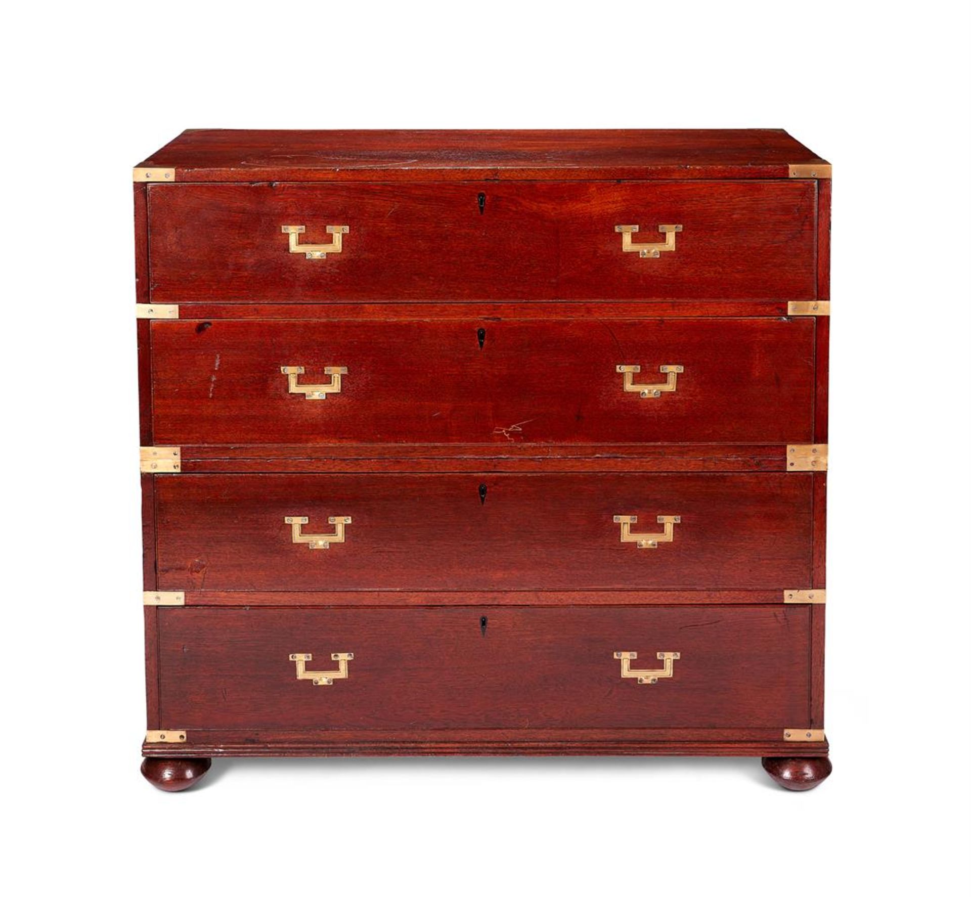 AN EARLY VICTORIAN TEAK AND BRASS MOUNTED CAMPAIGN CHEST OF DRAWERS, MID 19TH CENTURY - Bild 2 aus 2