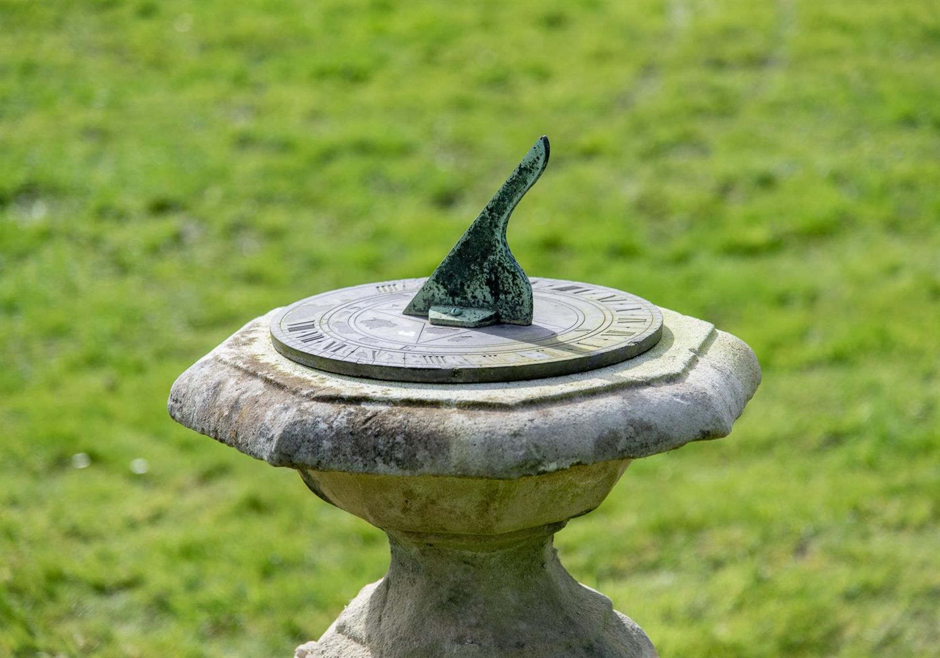 A STONE SUNDIAL OF LARGE PROPORTIONS, 18TH CENTURY - Bild 2 aus 2