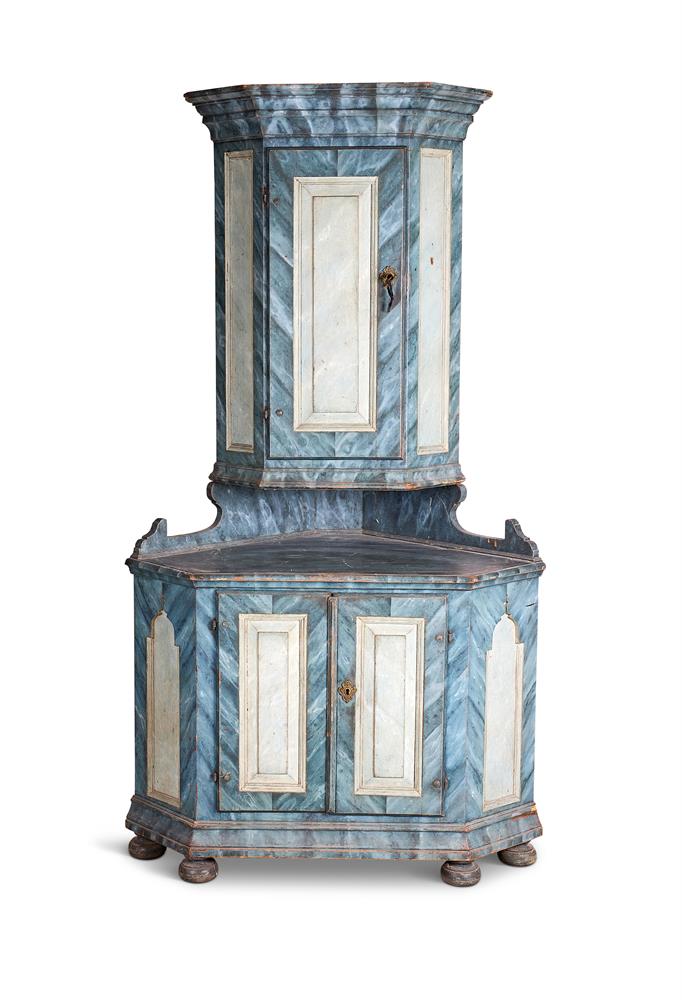 A SWEDISH PAINTED CORNER CABINET, LATE 18TH/EARLY 19TH CENTURY