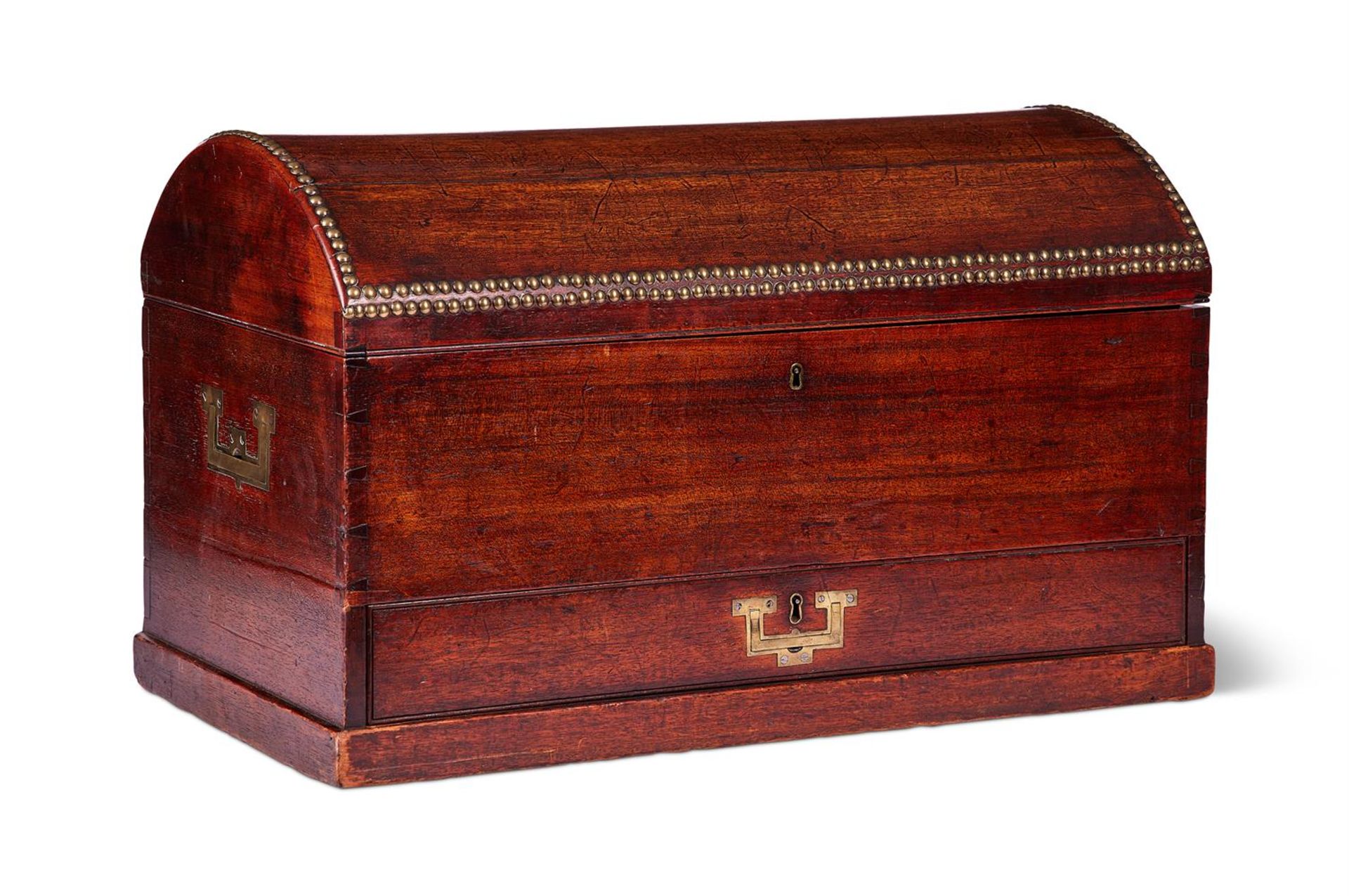 A GEORGE III MAHOGANY AND BRASS STUDDED CAMPAIGN TRUNK, LATE 18TH/EARLY 19TH CENTURY