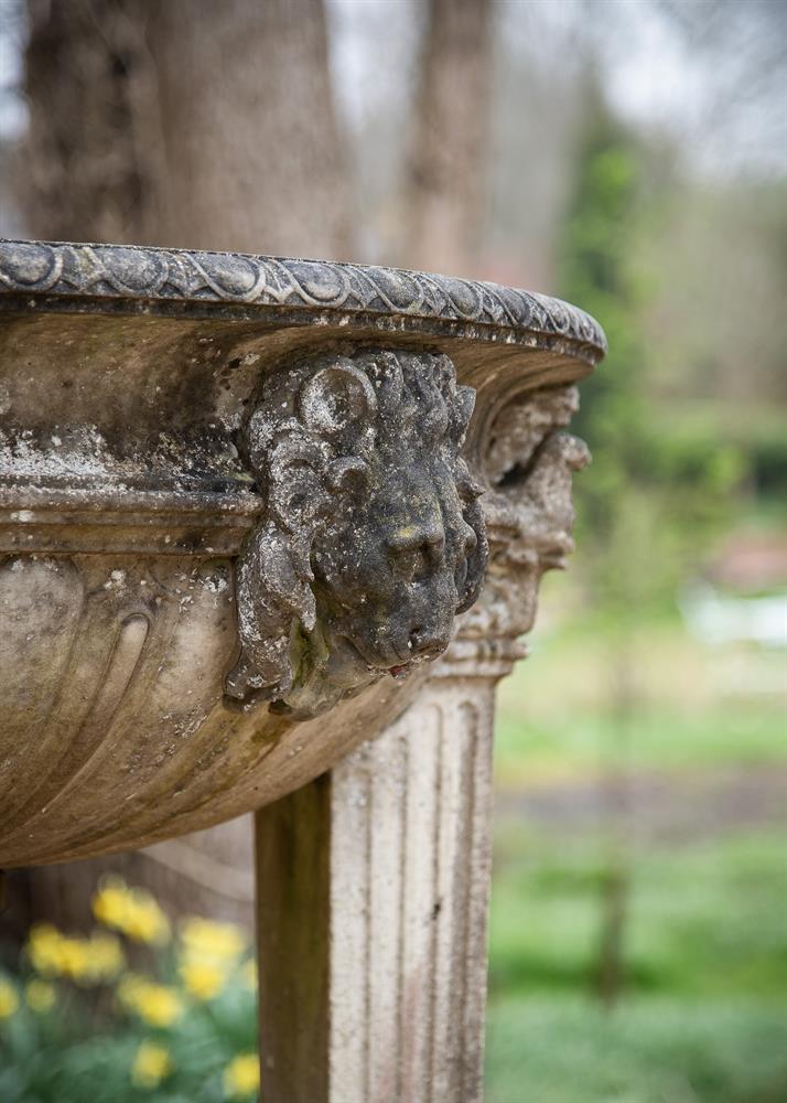 AFTER THE ANTIQUE, A LARGE AND IMPRESSIVE ITALIAN WHITE MARBLE FOUNTAIN, 19TH CENTURY - Image 2 of 3