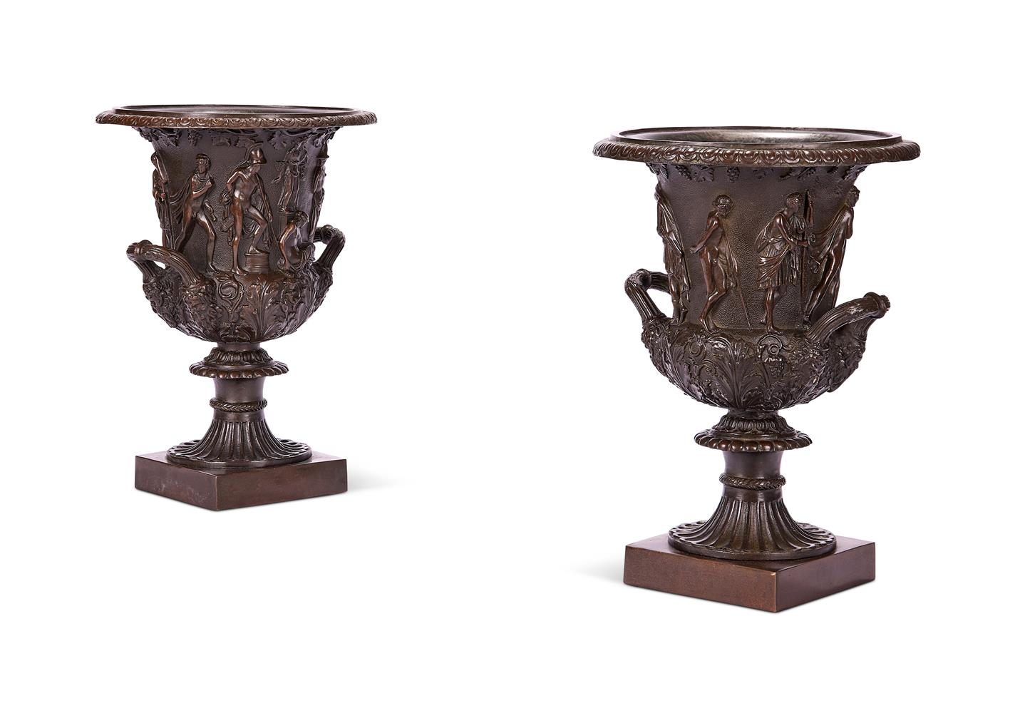A PAIR OF GRAND TOUR BRONZE MEDICI VASES, EARLY 20TH CENTURY