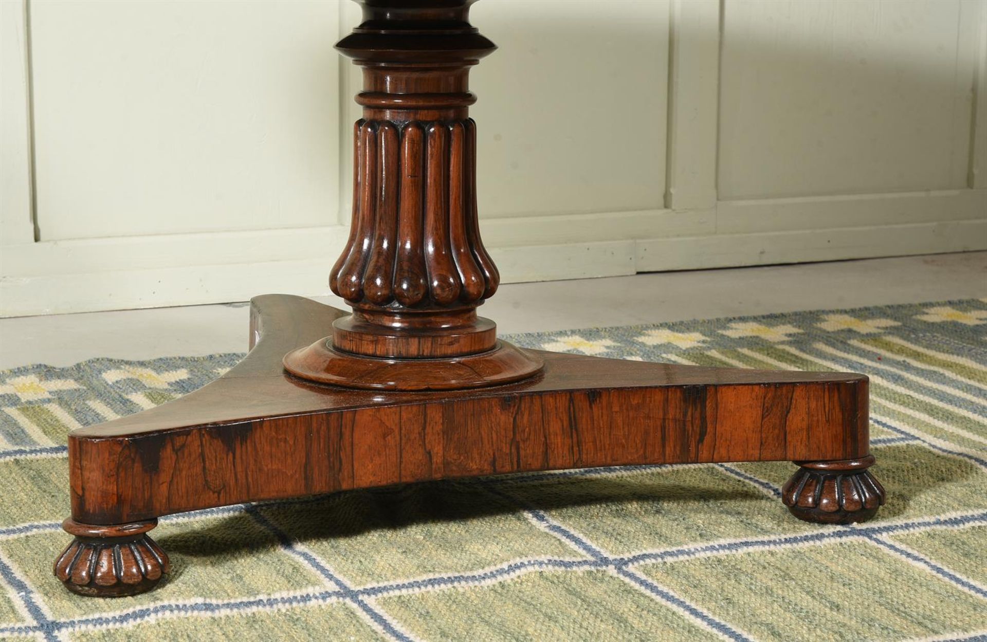 Y A GEORGE IV ROSEWOOD CENTRE TABLE, CIRCA 1830, IN THE MANNER OF GILLOWS - Image 3 of 3