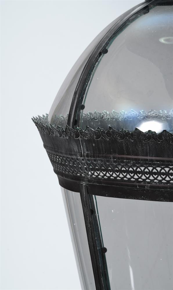 A COPPERED VERDIGRIS METAL AND GLASS LANTERN OF RECENT MANUFACTURE - Bild 3 aus 3