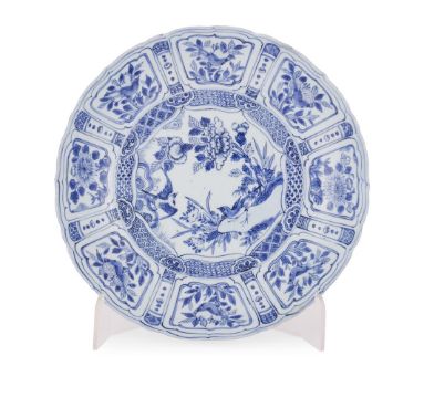 A LARGE CHINESE BLUE AND WHITE KRAAK LOBED PLATE, WANLI