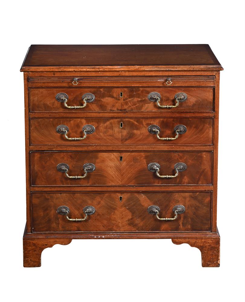 A GEORGE III MAHOGANY BACHELOR'S CHEST OF DRAWERS, LATE 18TH CENTURY