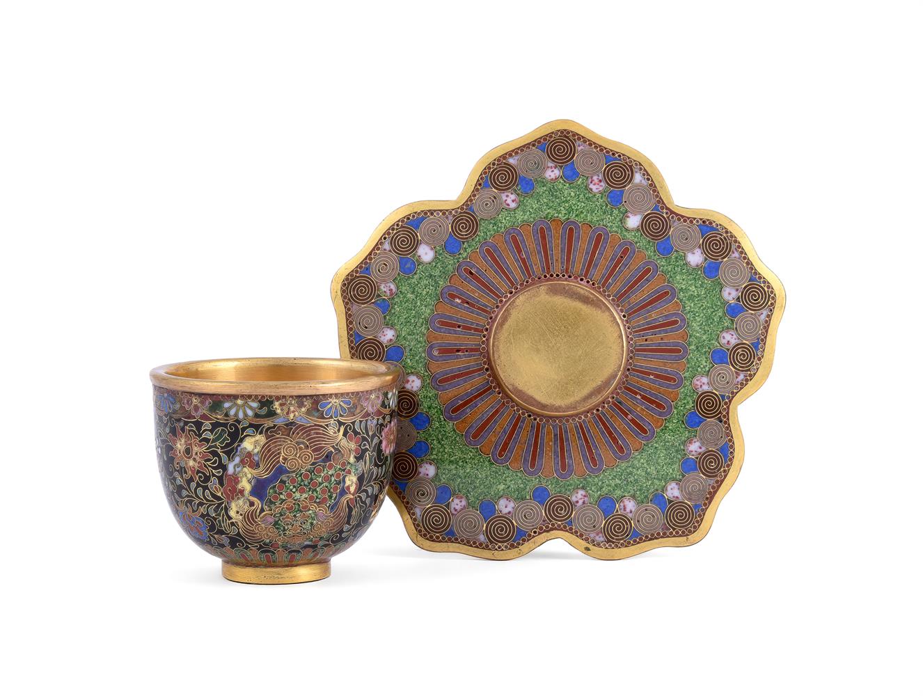A SMALL JAPANESE CLOISONNÉ CUP AND STAND, EARLY 20TH CENTURY - Image 3 of 4