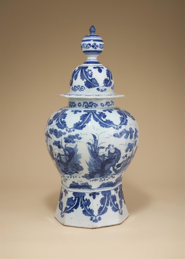 A DUTCH DELFT BLUE AND WHITE OCTAGONAL SECTION BALUSTER VASE AND COVER, CIRCA 1700 - Image 3 of 6