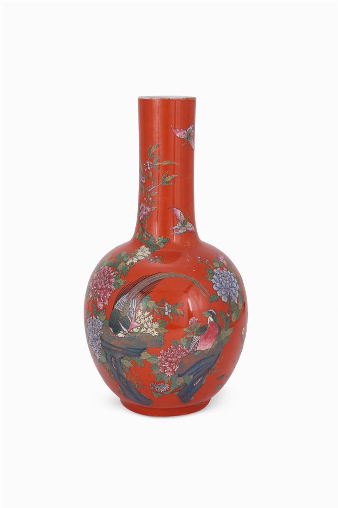 A LARGE CHINESE FAMILLE ROSE VASE, 20TH CENTURY - Image 2 of 4