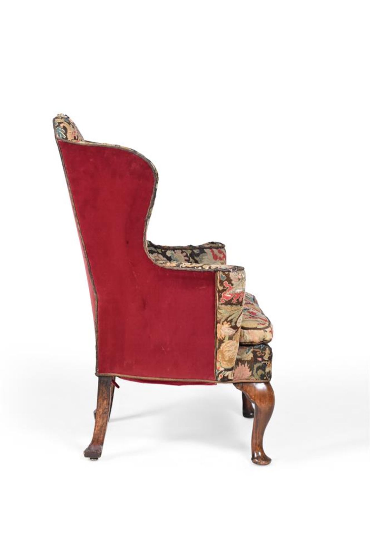 A WALNUT AND NEEDLEWORK UPHOLSTERED WING ARMCHAIR - Bild 3 aus 4