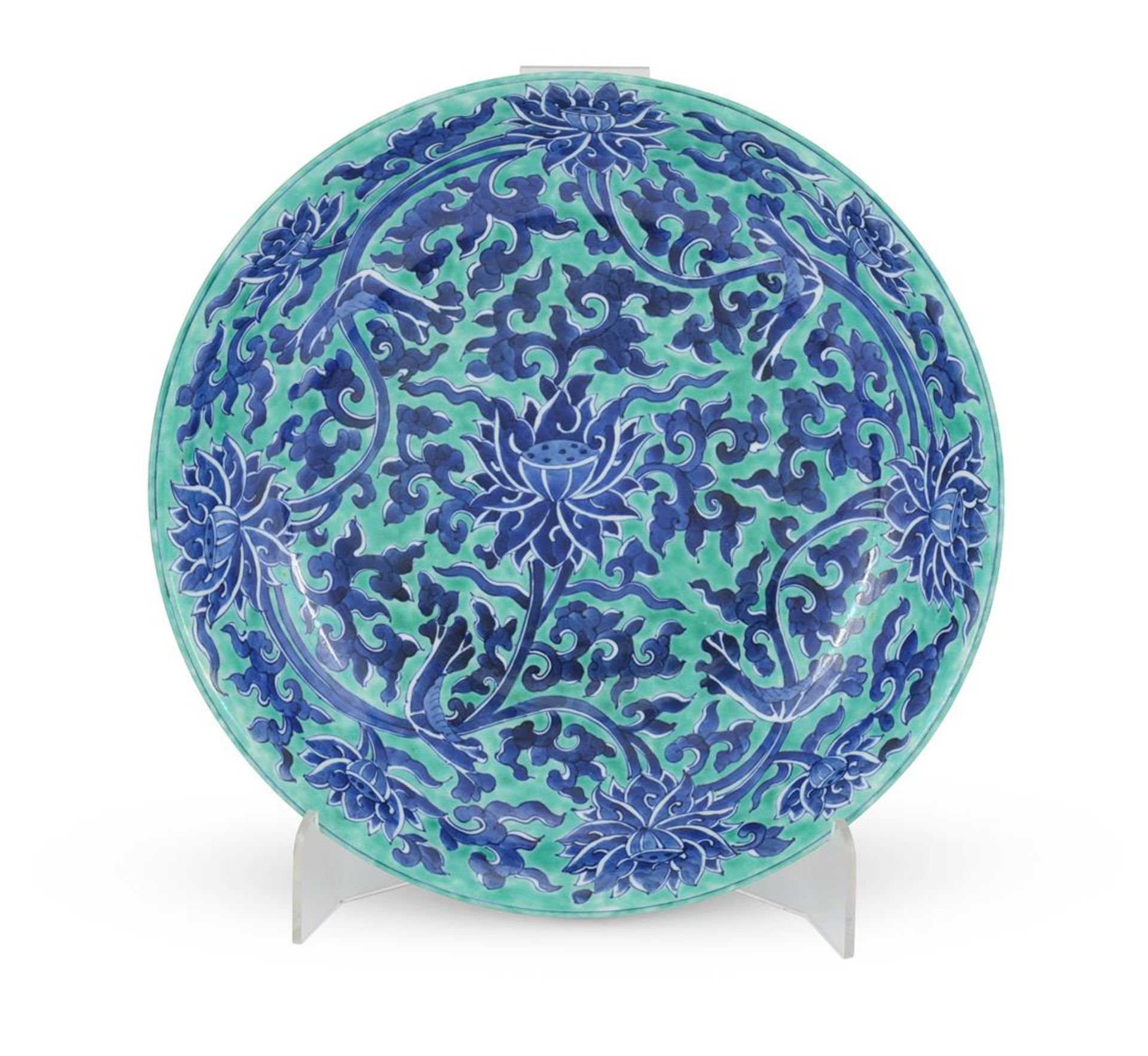 A LARGE CHINESE GREEN-GROUND BLUE AND WHITE PLATE IN KANGXI STYLE