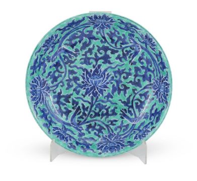 A LARGE CHINESE GREEN-GROUND BLUE AND WHITE PLATE IN KANGXI STYLE