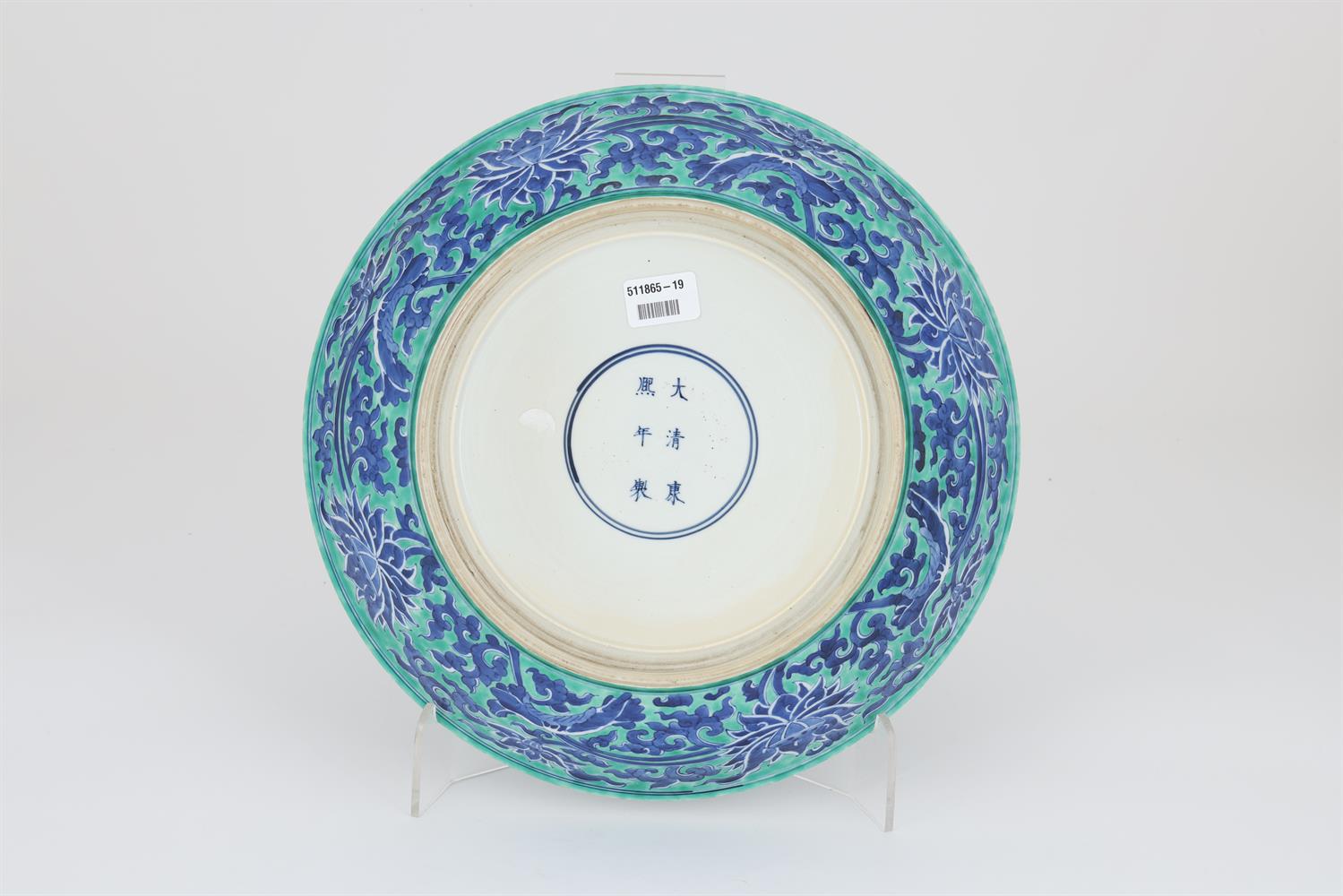 A LARGE CHINESE GREEN-GROUND BLUE AND WHITE PLATE IN KANGXI STYLE - Image 3 of 4