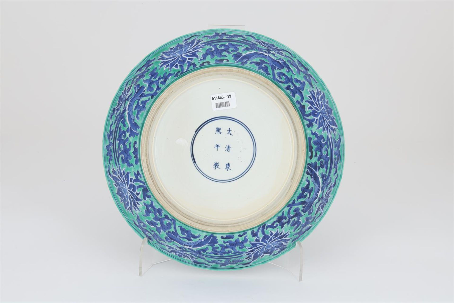 A LARGE CHINESE GREEN-GROUND BLUE AND WHITE PLATE IN KANGXI STYLE - Bild 3 aus 4
