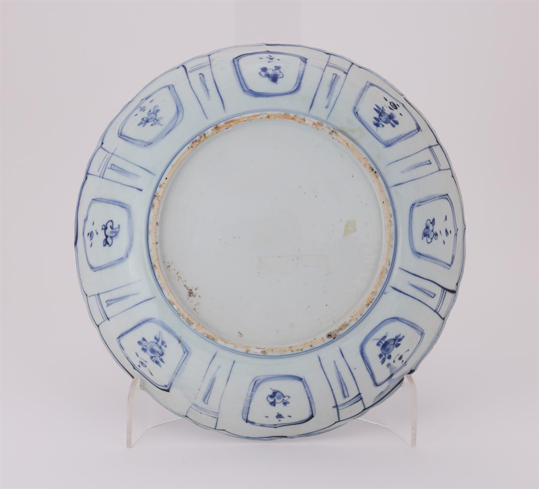A LARGE CHINESE BLUE AND WHITE KRAAK LOBED PLATE, WANLI - Image 2 of 2