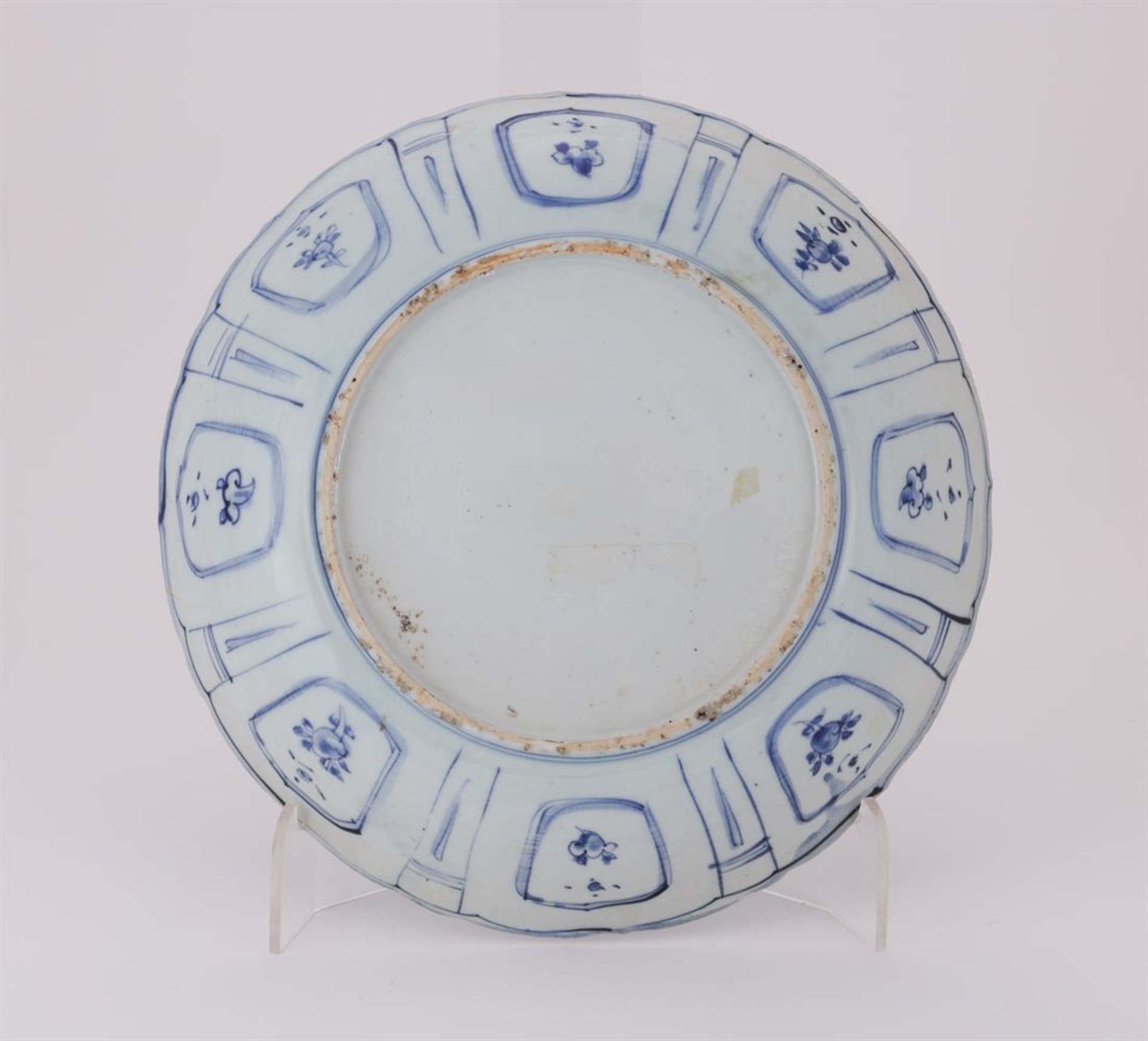 A LARGE CHINESE BLUE AND WHITE KRAAK LOBED PLATE, WANLI - Bild 2 aus 2