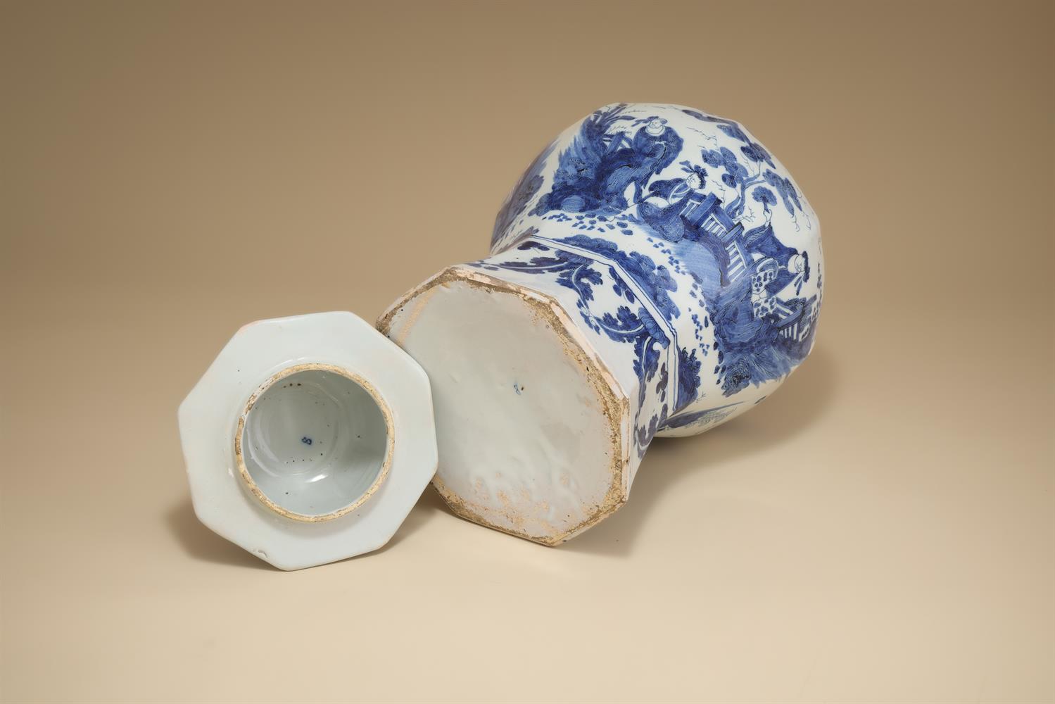 A DUTCH DELFT BLUE AND WHITE OCTAGONAL SECTION BALUSTER VASE AND COVER, CIRCA 1700 - Image 5 of 6