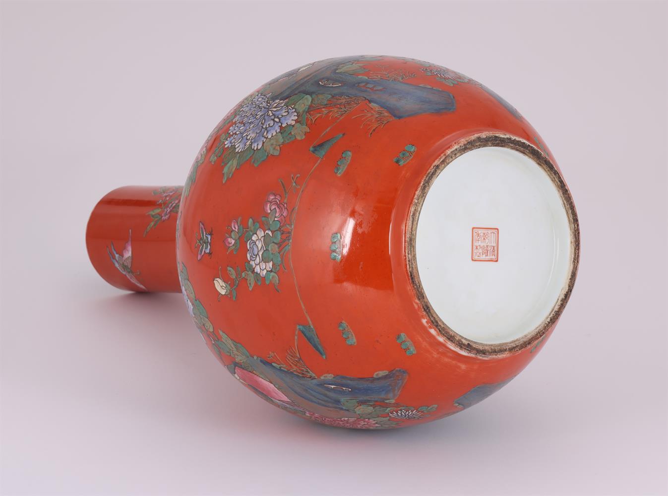 A LARGE CHINESE FAMILLE ROSE VASE, 20TH CENTURY - Image 3 of 4