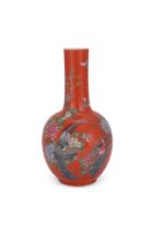 A LARGE CHINESE FAMILLE ROSE VASE, 20TH CENTURY