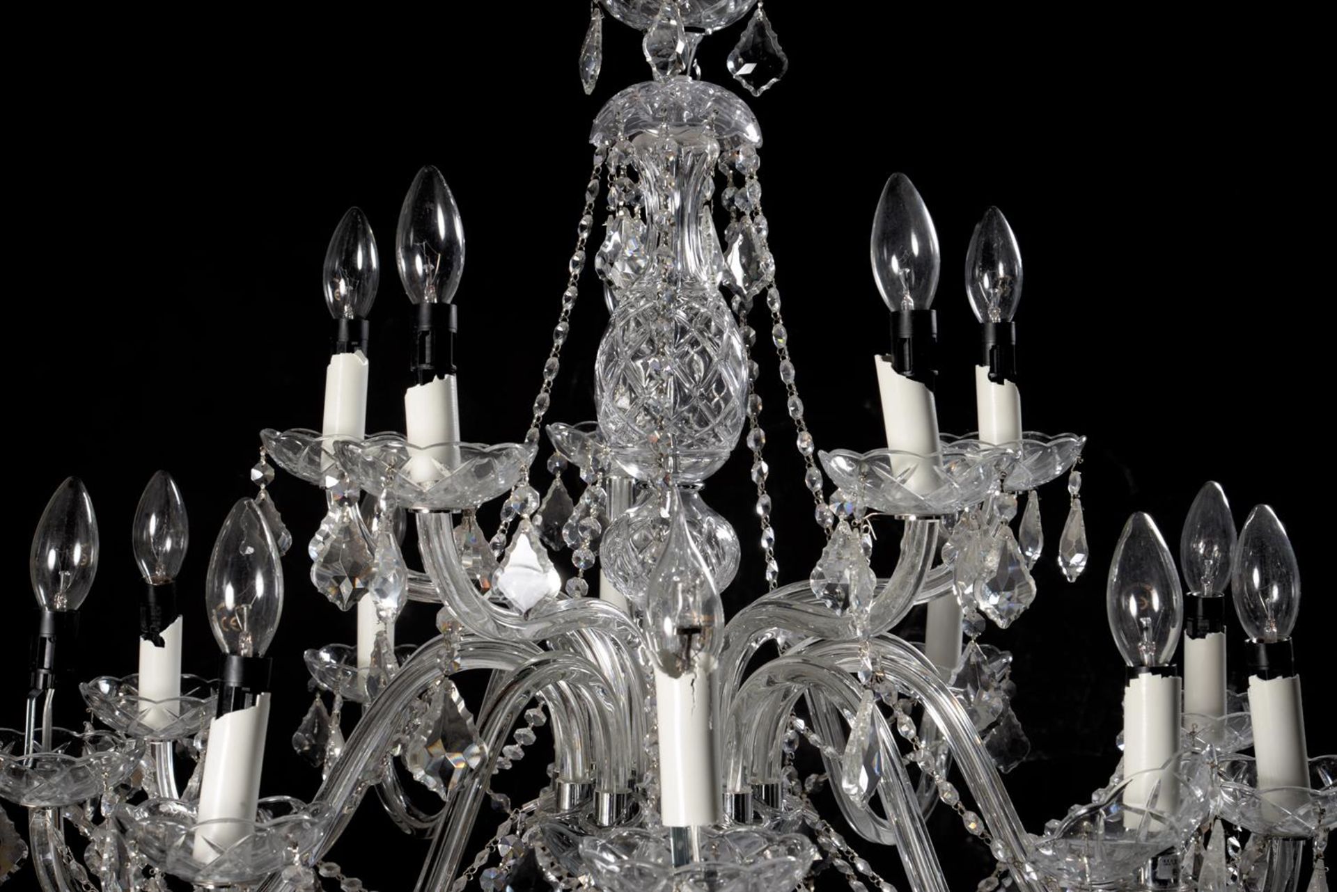 A PAIR OF CUT AND MOULDED GLASS SIXTEEN LIGHT CHANDELIERS, LATE 20TH CENTURY - Bild 4 aus 4