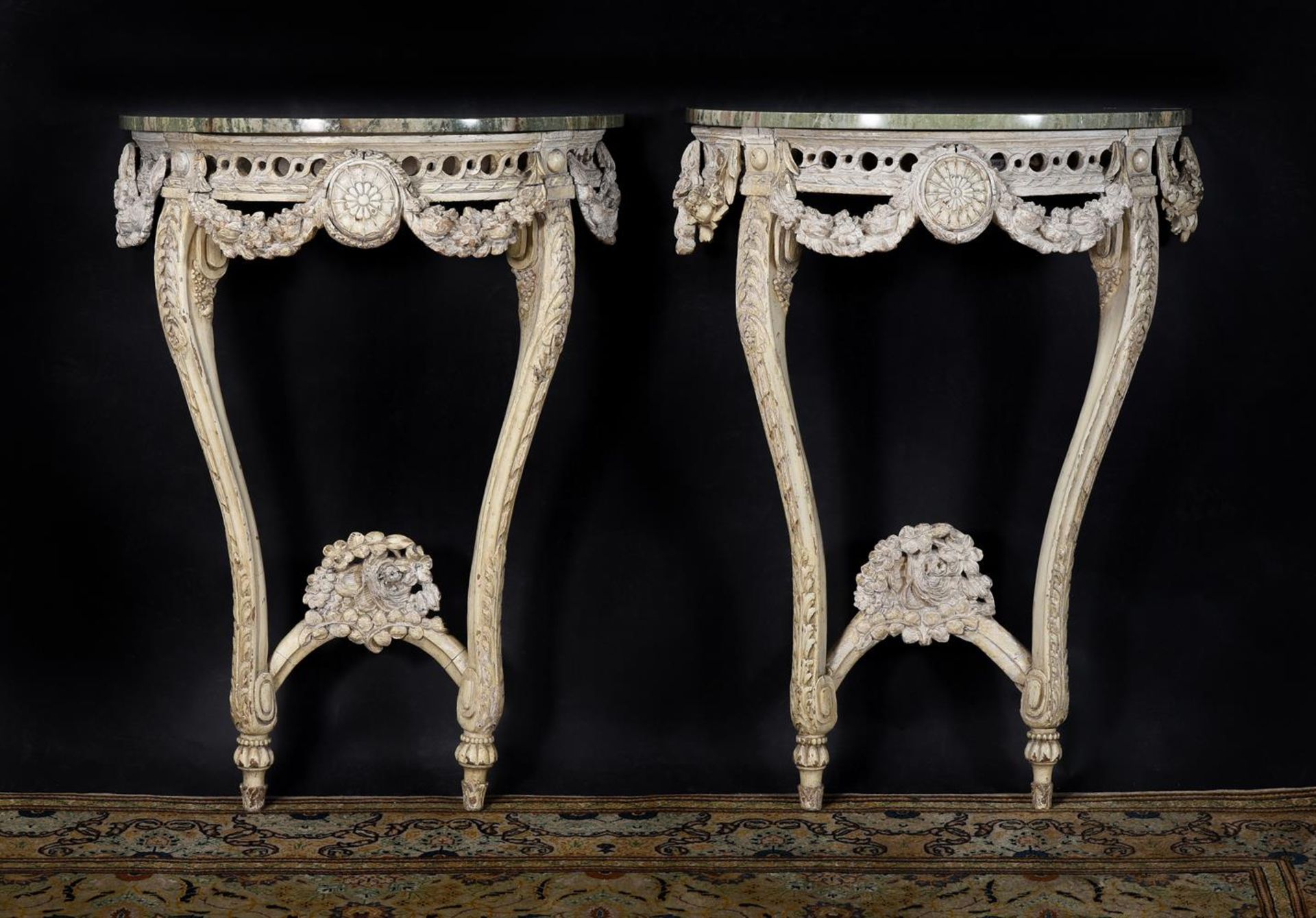 A PAIR OF CARVED AND CREAM PAINTED CONSOLE TABLESIN GEORGE III STYLE, LATE 19TH OR 20TH CENTURY - Bild 2 aus 3