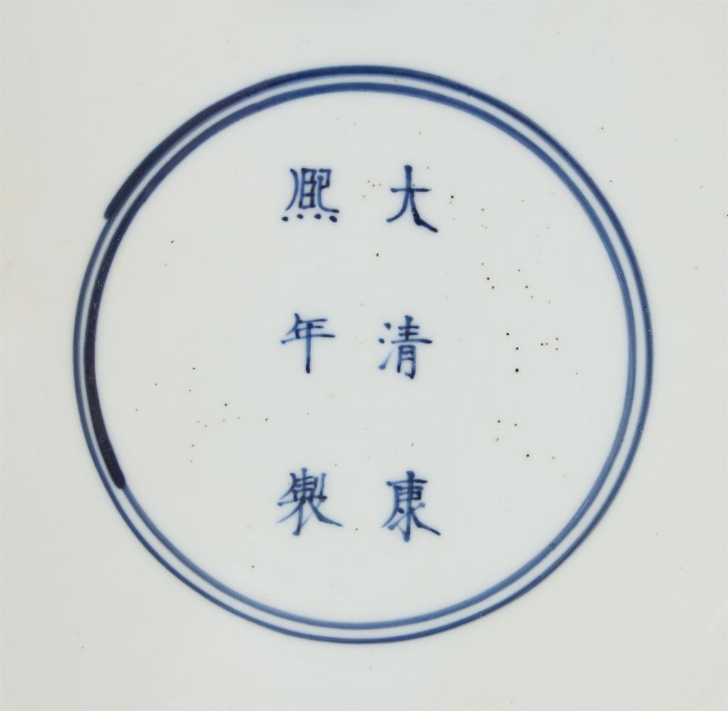 A LARGE CHINESE GREEN-GROUND BLUE AND WHITE PLATE IN KANGXI STYLE - Image 4 of 4