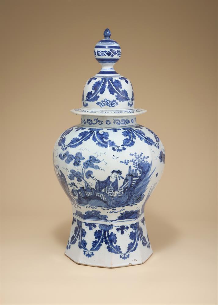 A DUTCH DELFT BLUE AND WHITE OCTAGONAL SECTION BALUSTER VASE AND COVER, CIRCA 1700 - Image 4 of 6