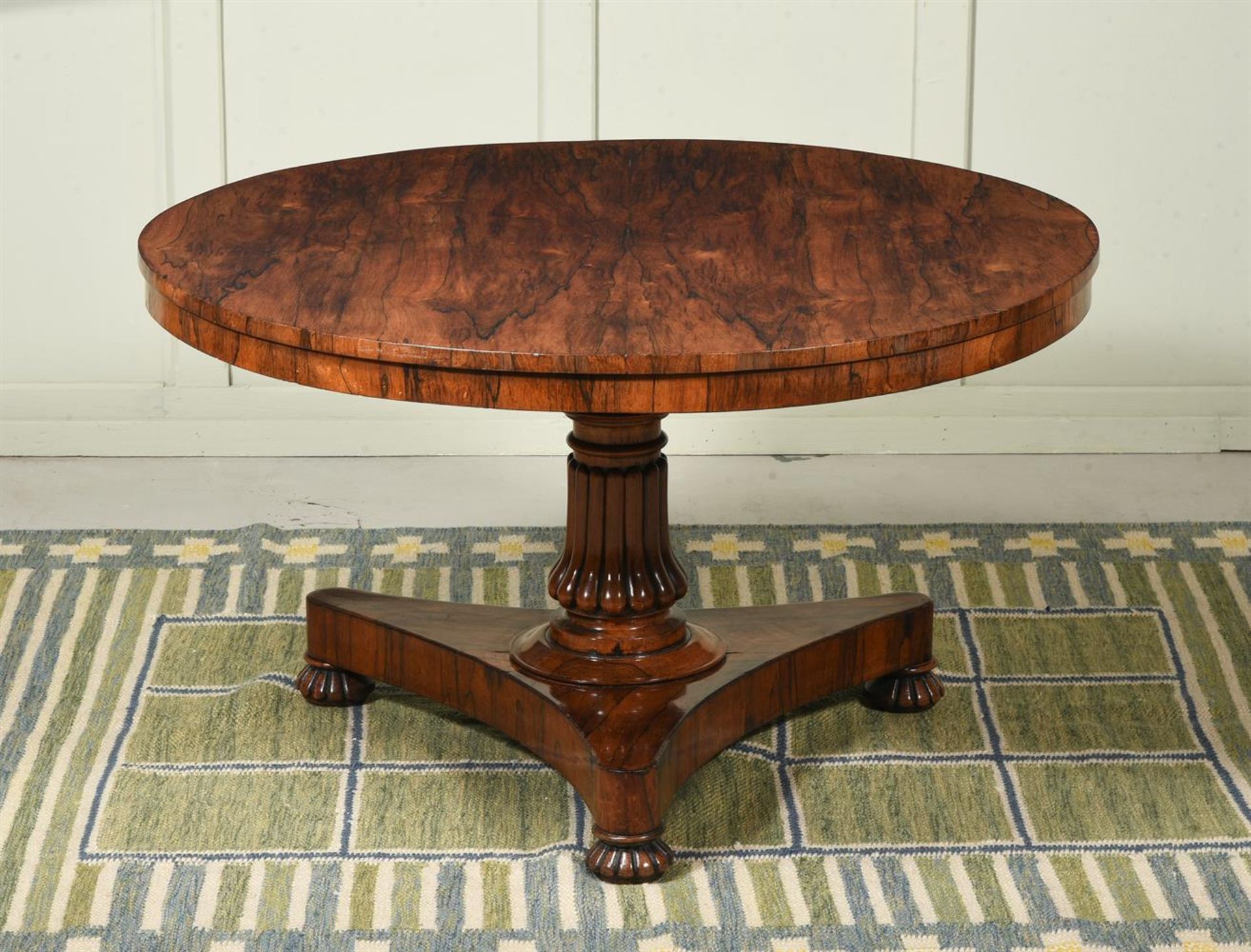 Y A GEORGE IV ROSEWOOD CENTRE TABLE, CIRCA 1830, IN THE MANNER OF GILLOWS - Image 2 of 3