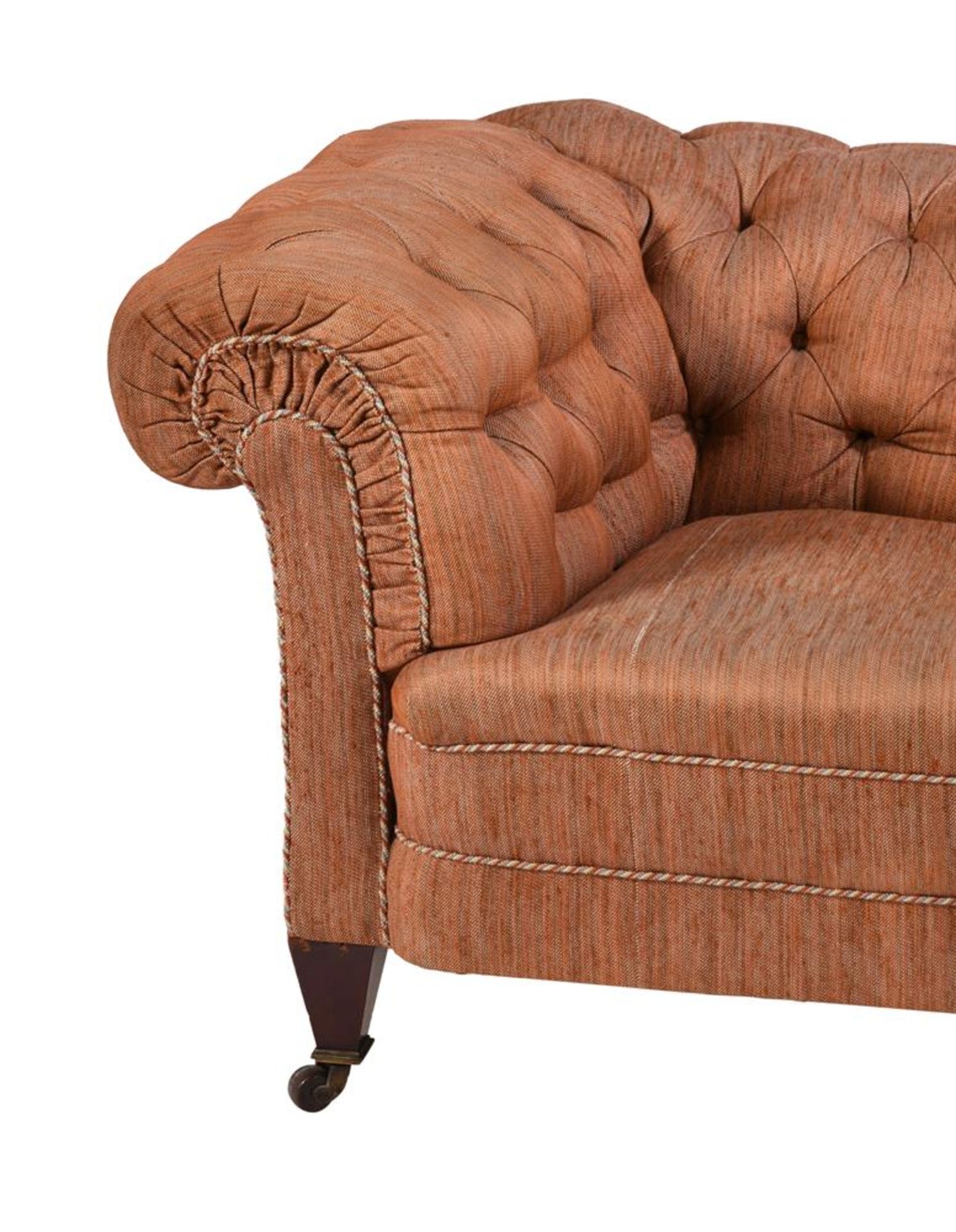 A LATE VICTORIAN MAHOGANY AND BUTTON UPHOLSTERED SOFA OF CHESTERFIELD TYPE, LATE 19TH CENTURY - Bild 2 aus 2