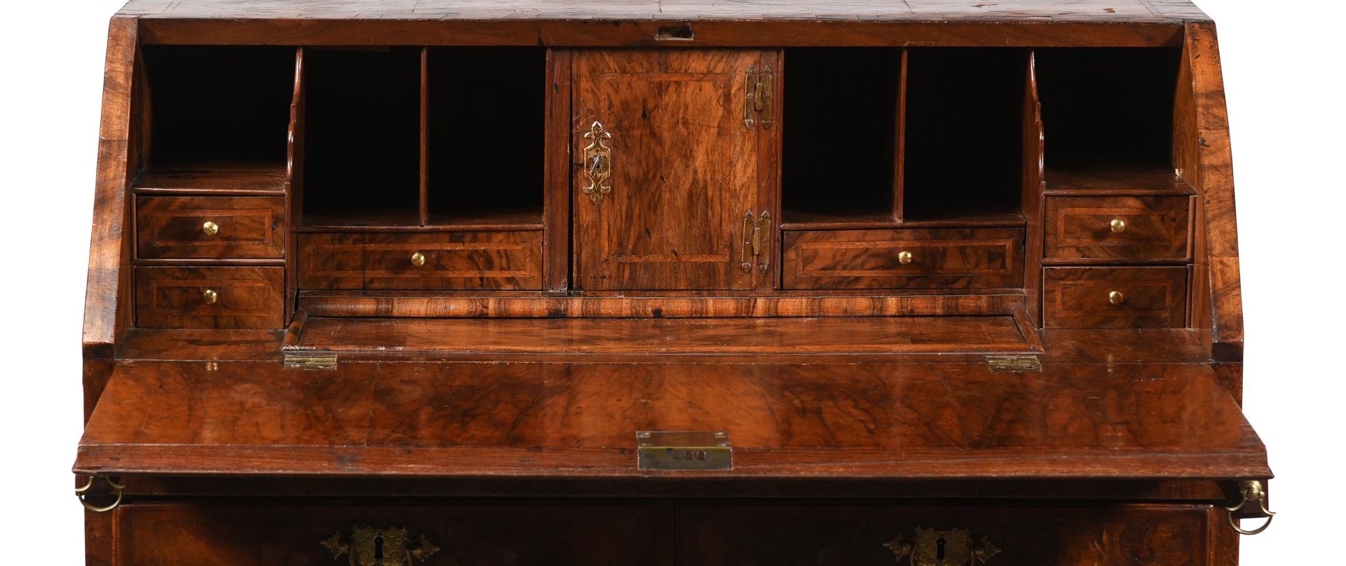 A GEORGE II WALNUT, BURR WALNUT, CROSSBANDED AND FEATHER BANDED BUREAU, CIRCA 1750 - Bild 2 aus 2