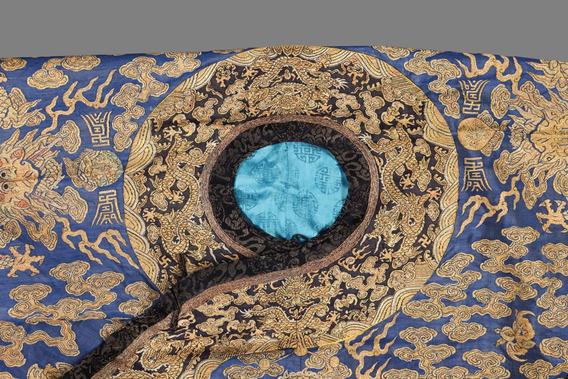 A rare Imperial 'twelve symbol' blue silk dragon robe - Bild 31 aus 37
