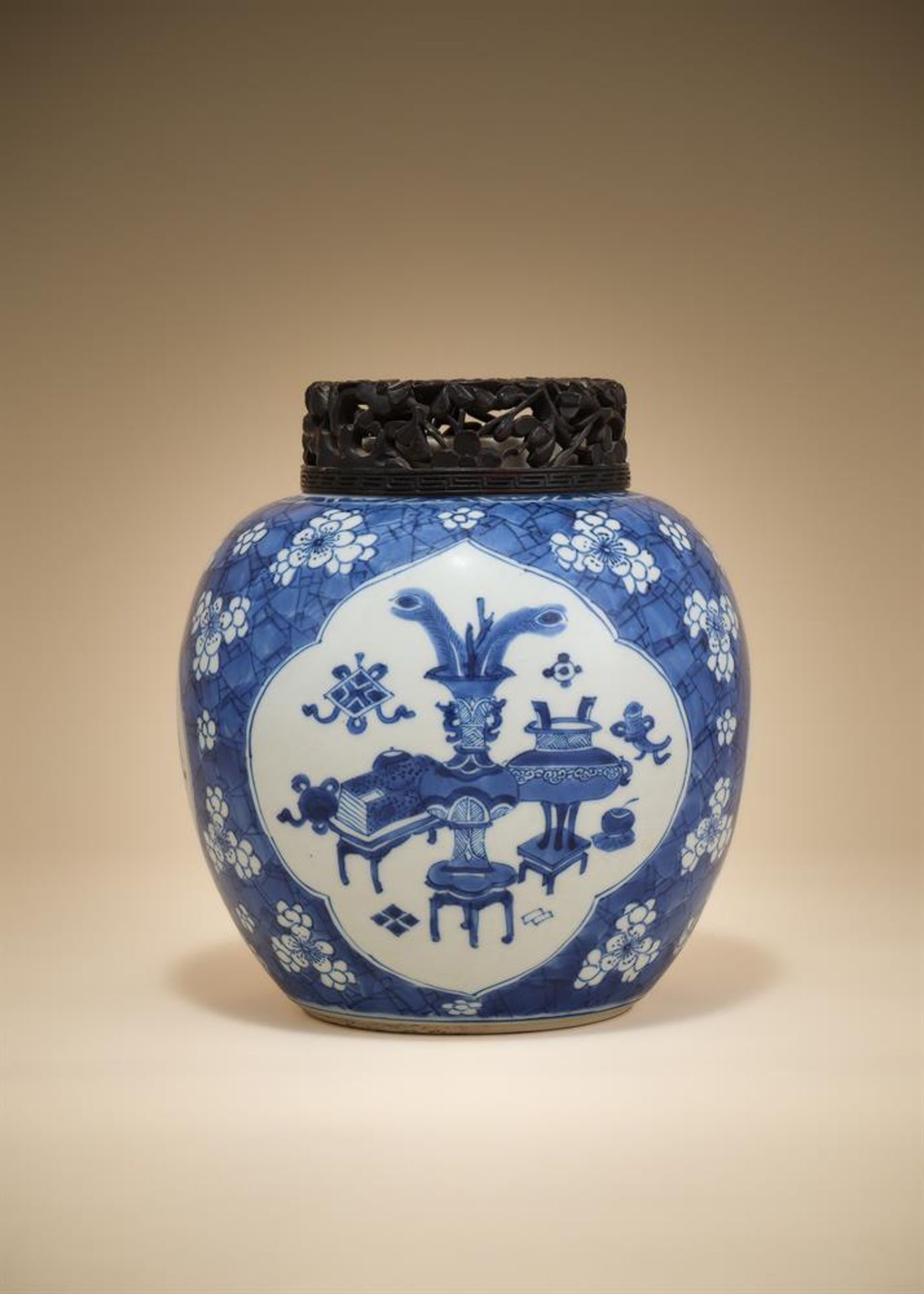 A Chinese blue and white ginger jar - Bild 2 aus 5