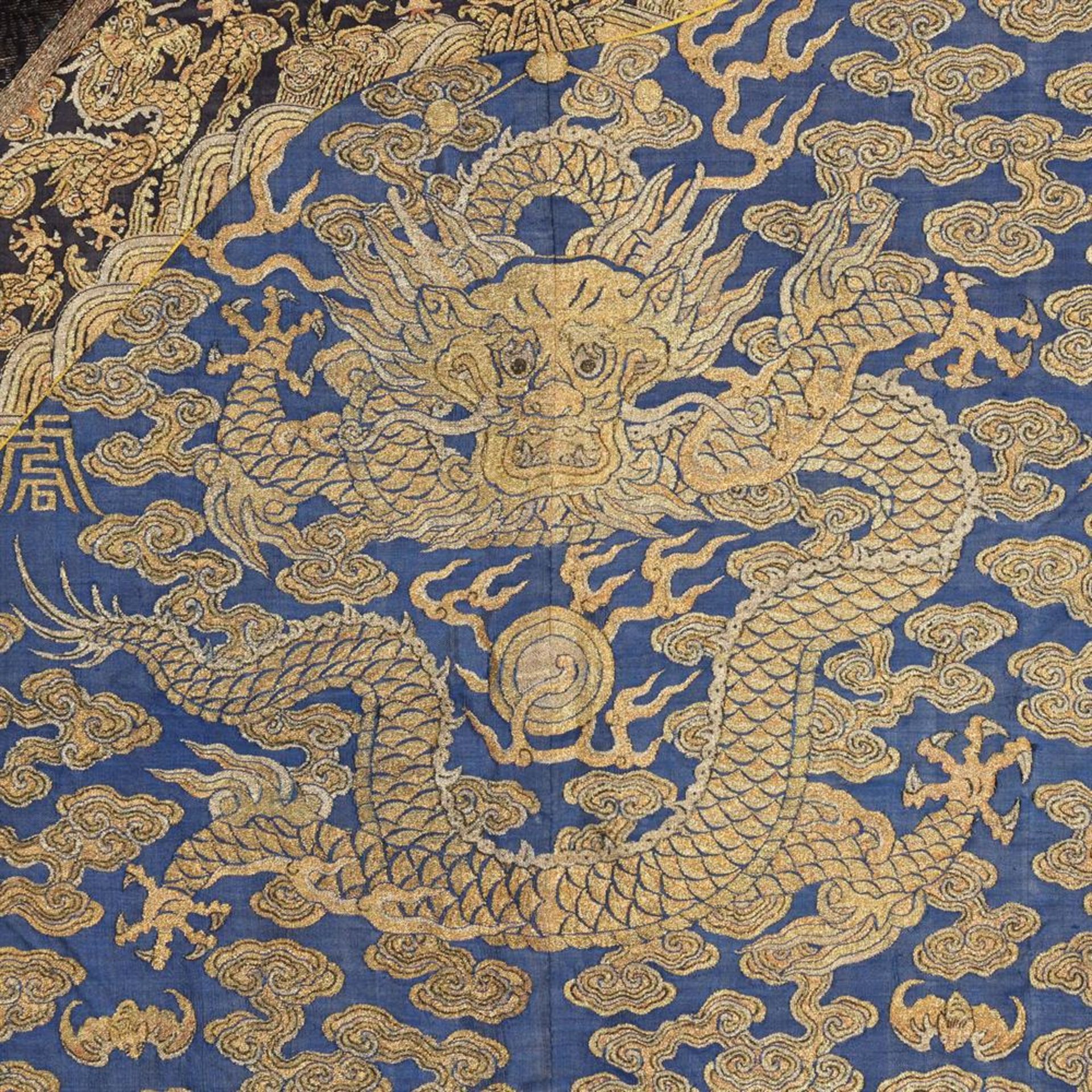 A rare Imperial 'twelve symbol' blue silk dragon robe - Bild 5 aus 37