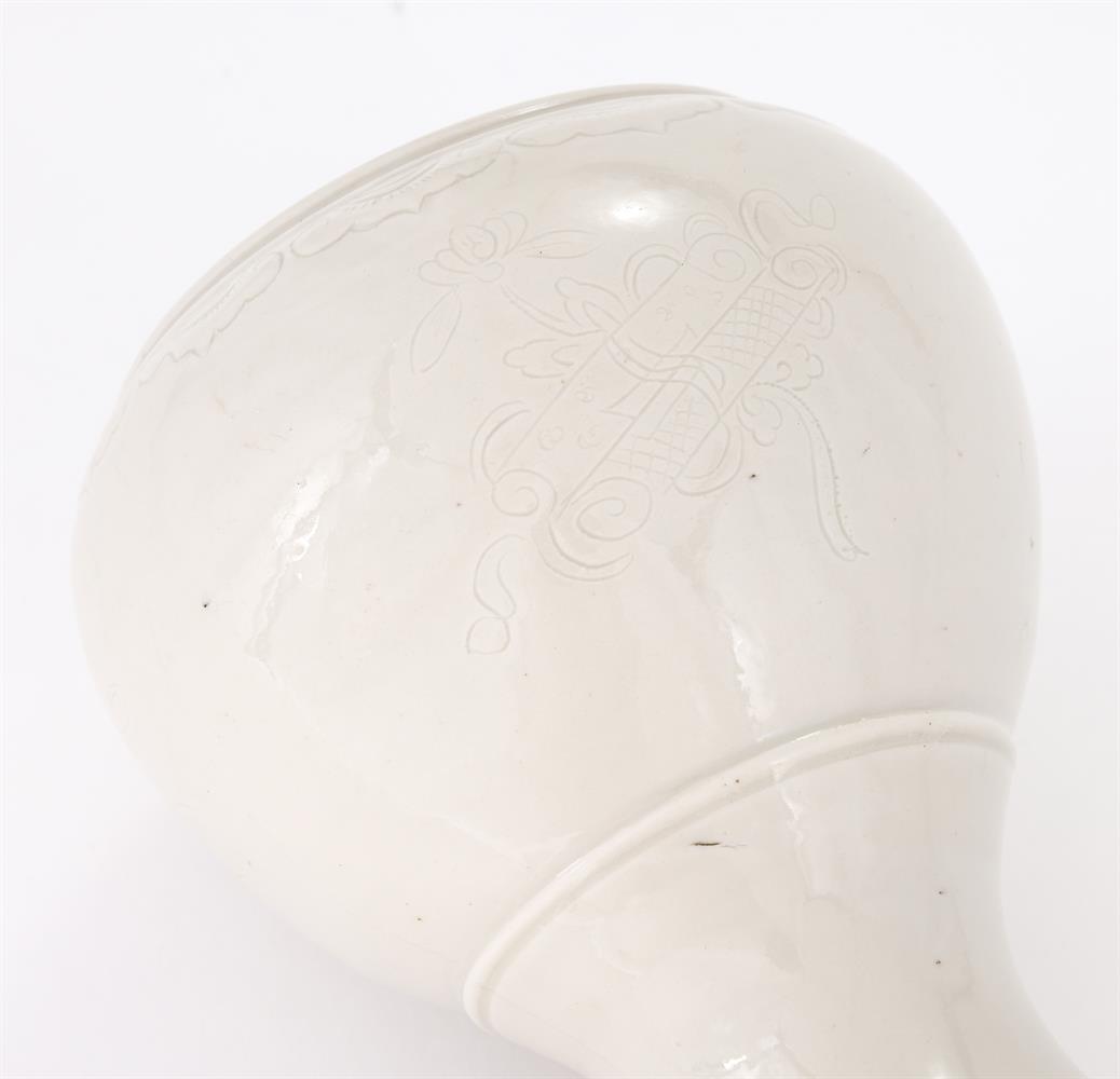 A Dehua incised vase - Image 3 of 4