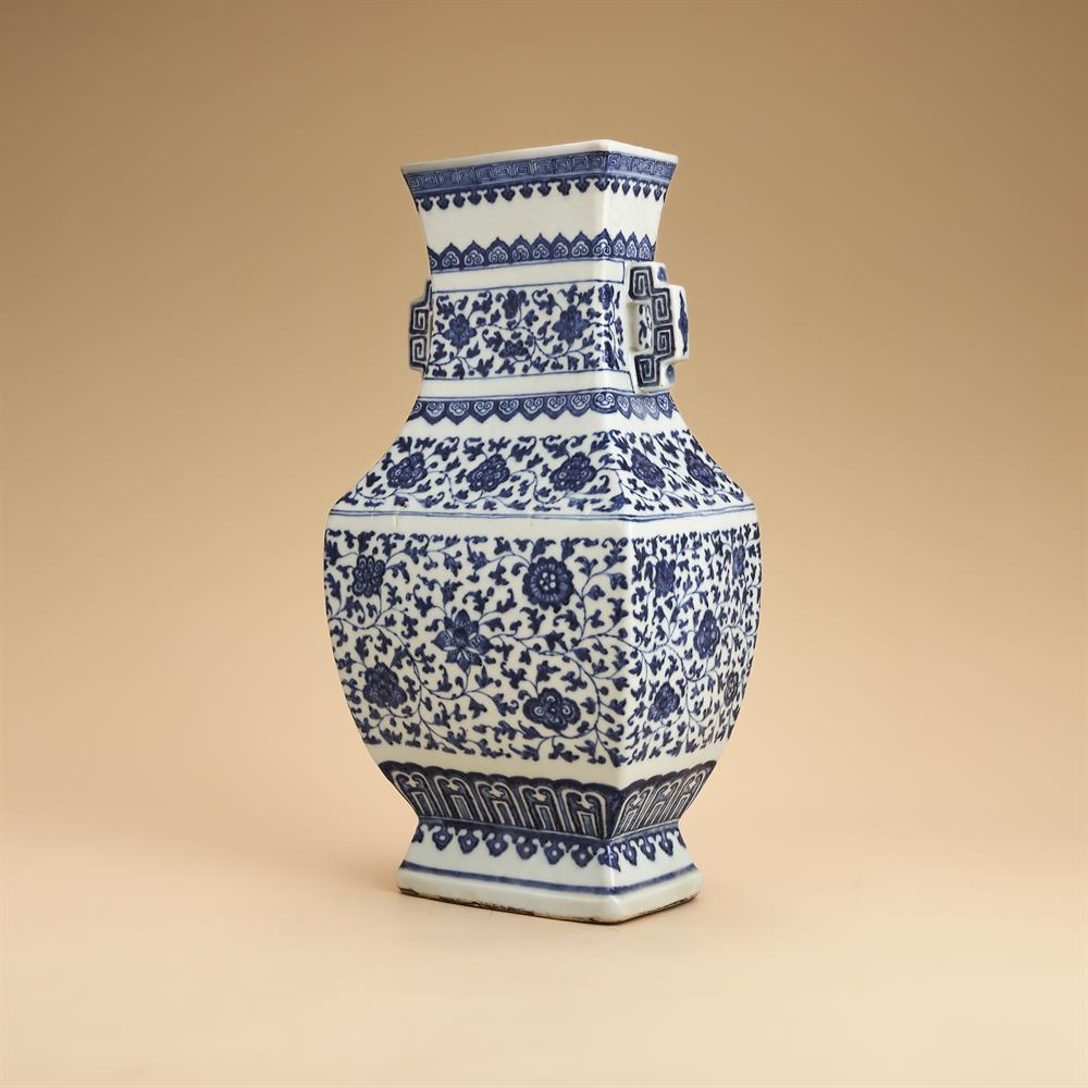 A Chinese blue and white vase - Bild 2 aus 3