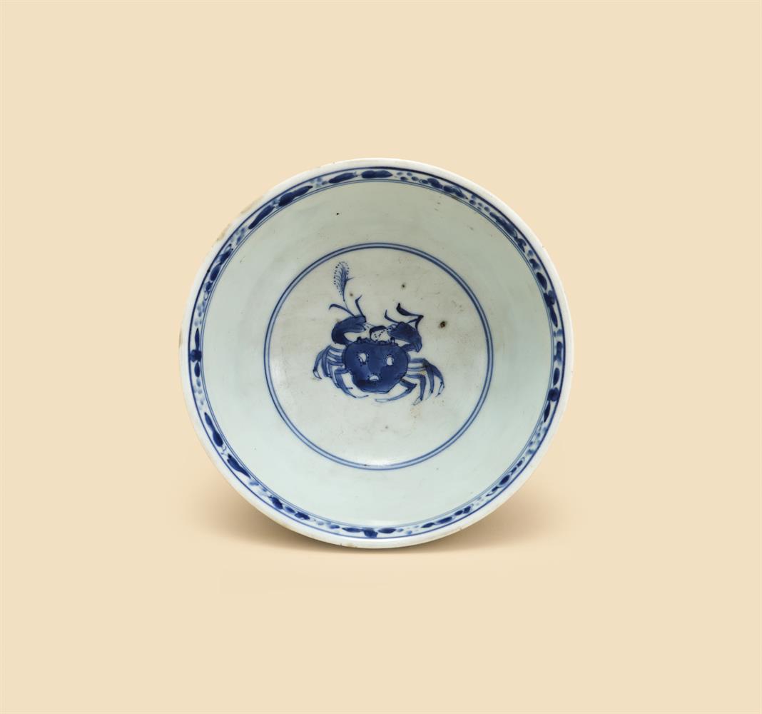 A Chinese blue and white 'Fish' Bowl - Image 3 of 5
