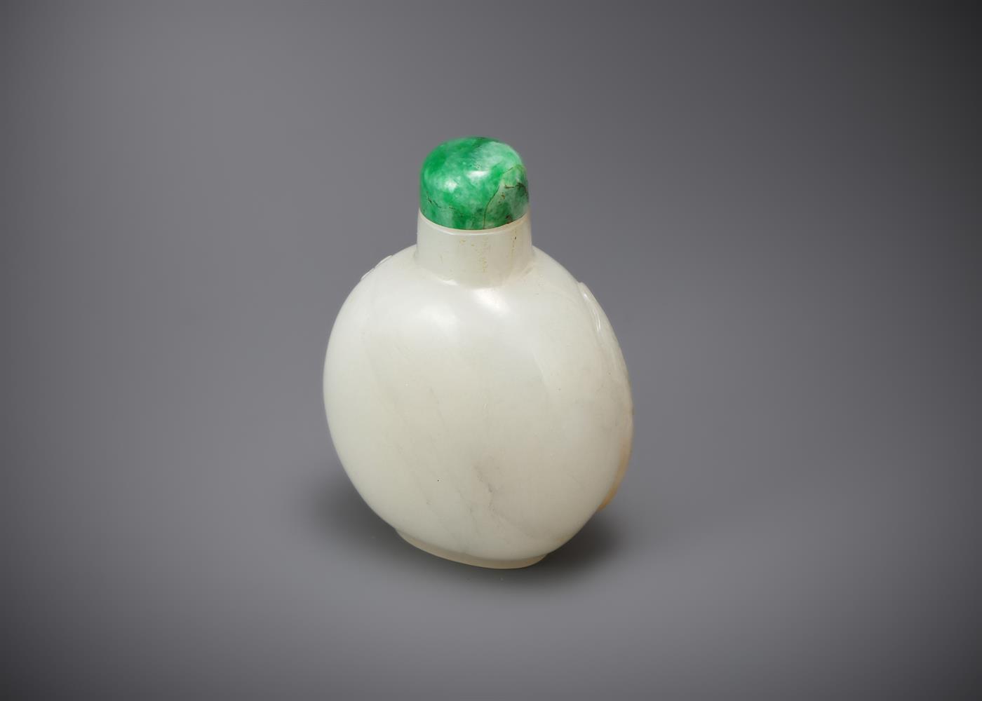 A Chinese white and russet jade snuff bottle - Image 3 of 3