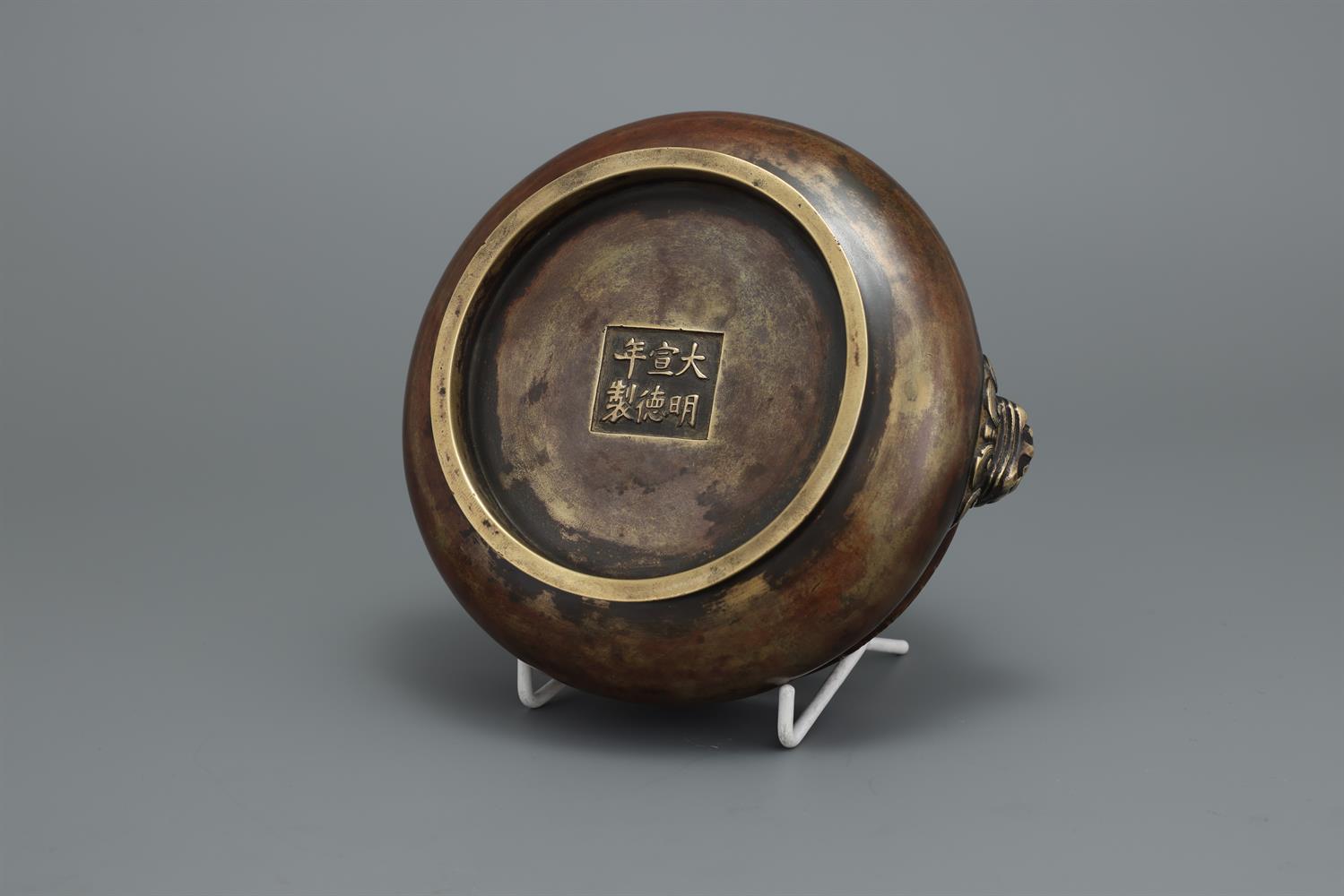 A Chinese bronze twin-handled censer - Image 4 of 5