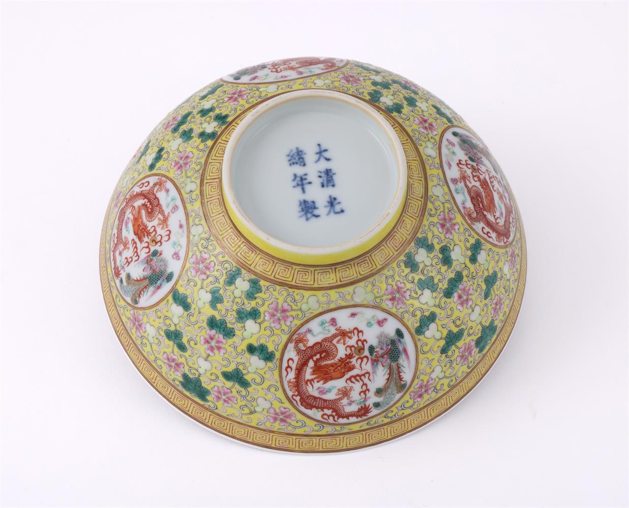 A Chinese yellow ground 'Dragon' bowl - Bild 3 aus 3