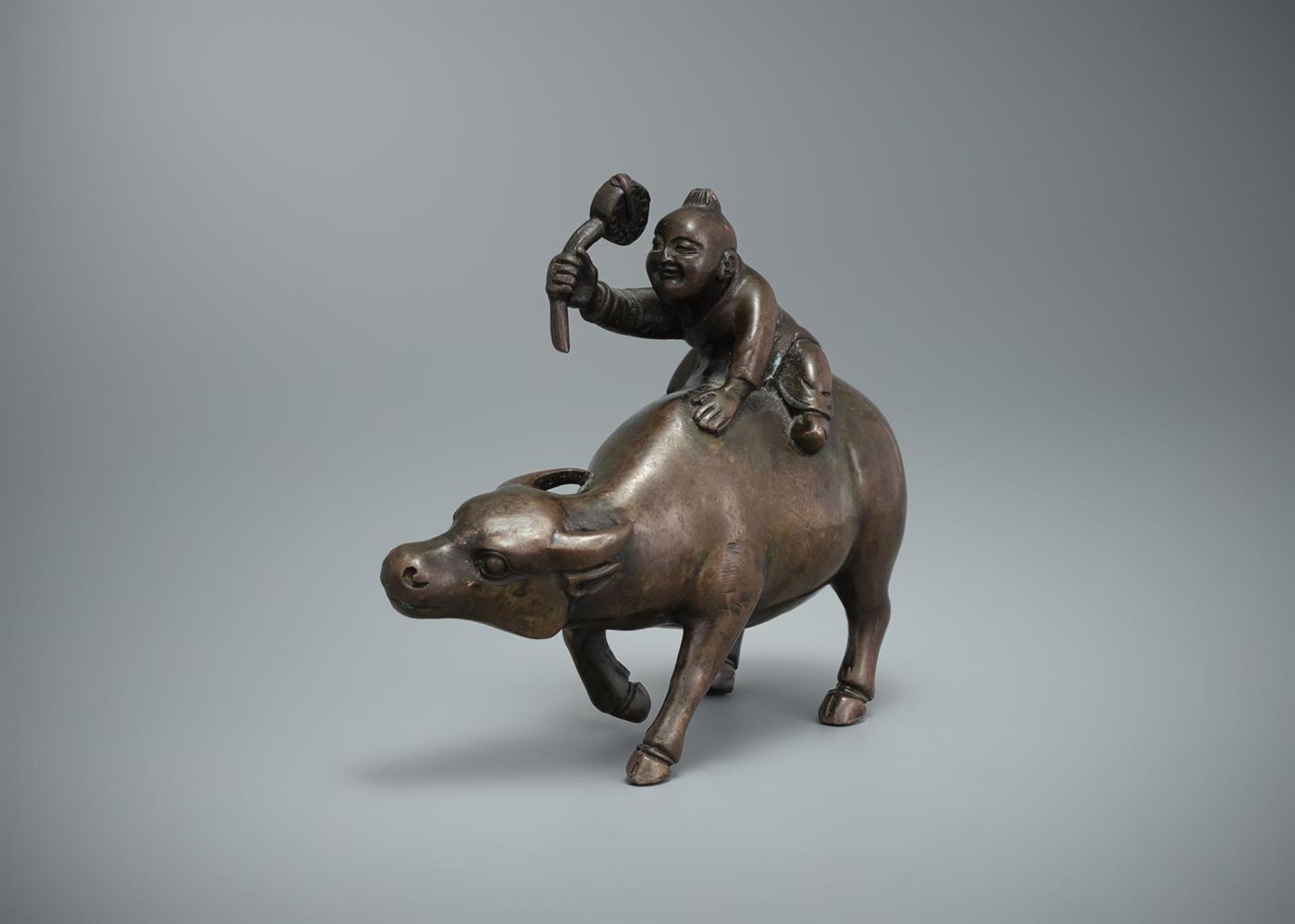 A Chinese bronze 'buffalo and rider' paper weight - Bild 3 aus 9