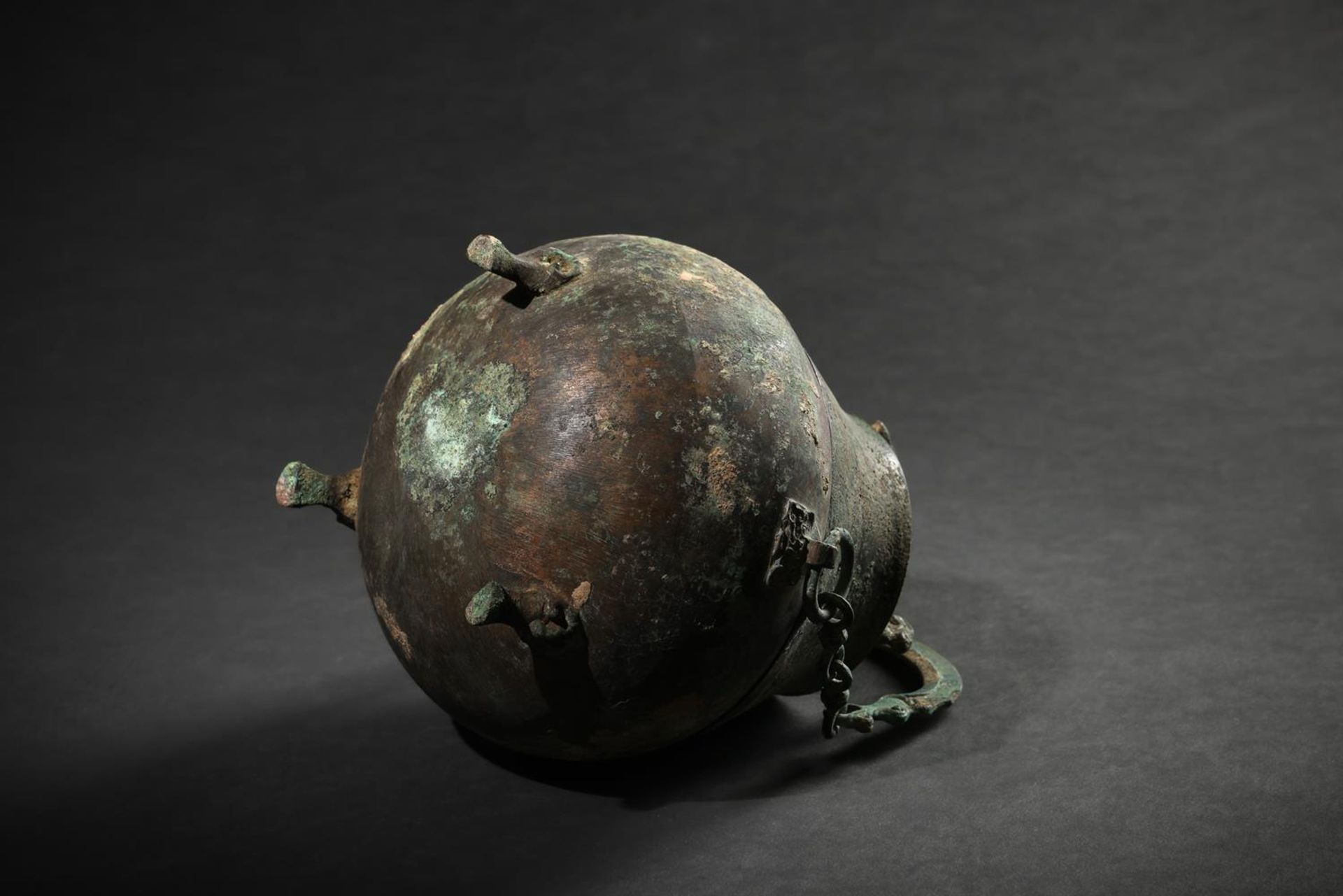 A Chinese archaic bronze wine vessel - Bild 7 aus 7
