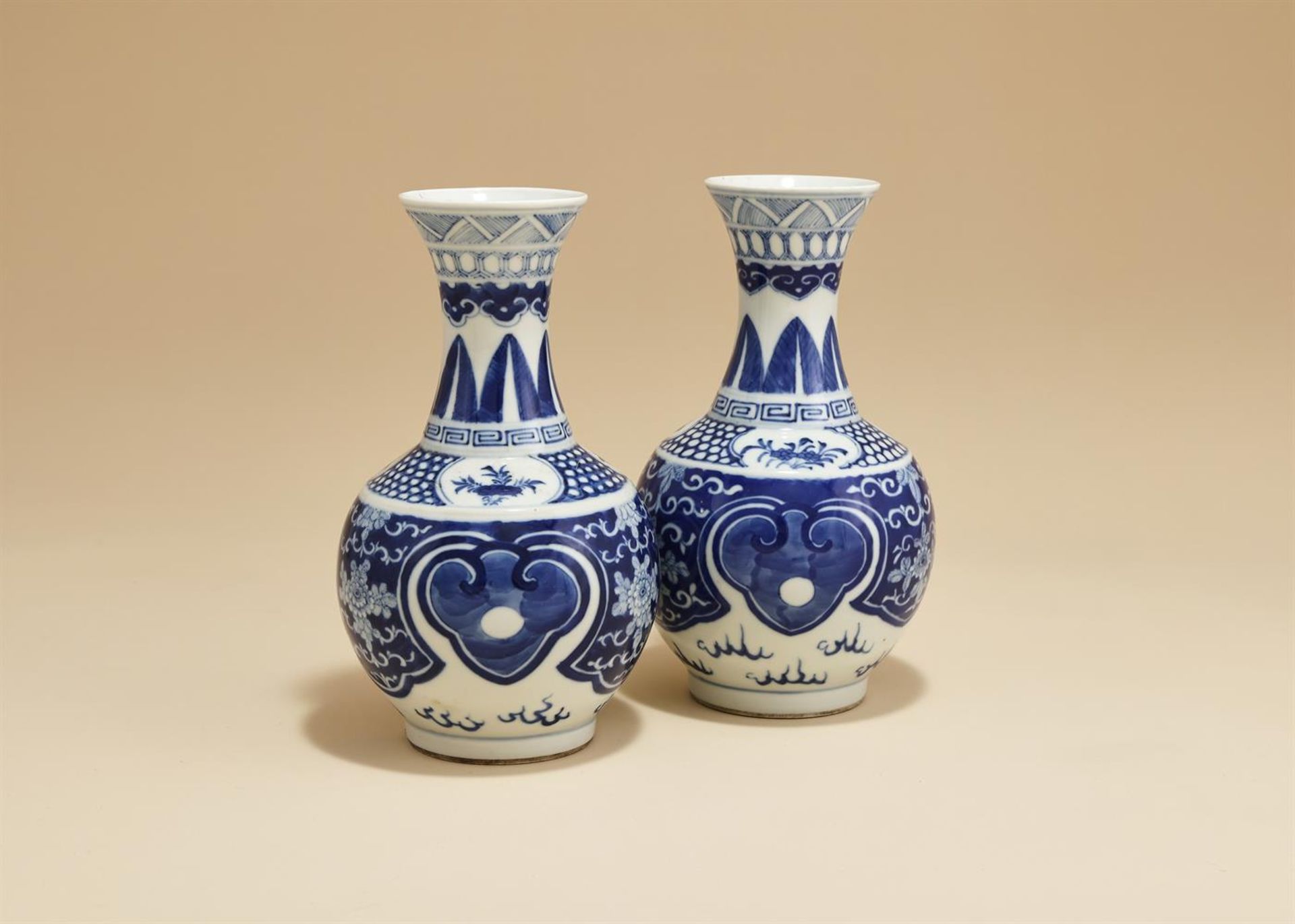 A pair of Chinese blue and white vases - Bild 2 aus 4