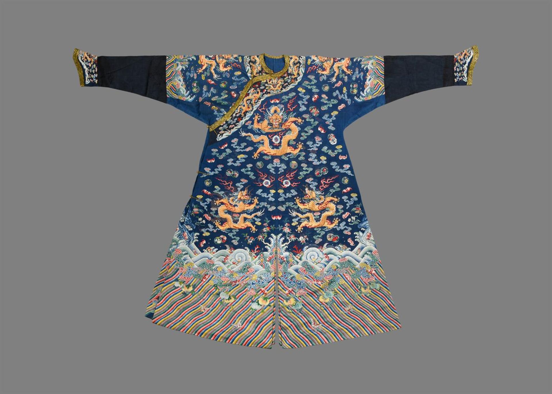 A fine Chinese five-colour cloud blue-ground summer gauze 'Dragon' robe - Bild 2 aus 13